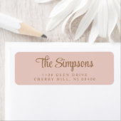 Étiquette Adresse de retour Chic Blush Pink Gold Script (En situation)