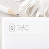 Étiquette Adresse de retour de l'arc Monogramme moderne (En situation)