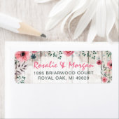 Étiquette Adresse de retour de pays rose floral en bois (En situation)