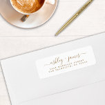 Étiquette Adresse de retour du Mariage de script Gold Elegan<br><div class="desc">Un mariage chic, moderne et simple vous renvoie l'étiquette d'adresse avec vos noms en or élégant écriture calligraphie sur un arrière - plan blanc. Ajoutez simplement vos noms et votre adresse. Conçu exclusivement pour vous par Happy Dolphin Studio. Si vous avez besoin d'aide ou de produits correspondants, veuillez nous contacter...</div>