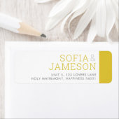 Étiquette ADRESSE DE RETOUR simple moderne type jaune moutar (En situation)