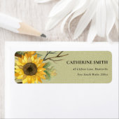 ÉTIQUETTE ADRESSE FLORALE DE COULEUR D'EAU JAUNE DE KRAFT (En situation)