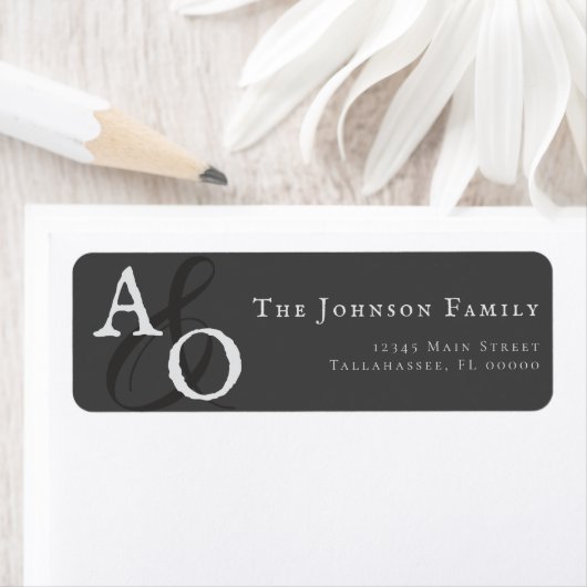 Étiquette Adresse minimaliste de monogramme gris (En situation)