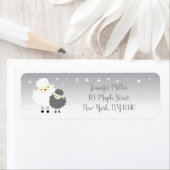 Étiquette Agneau mignon Baby shower gris et blanc (En situation)