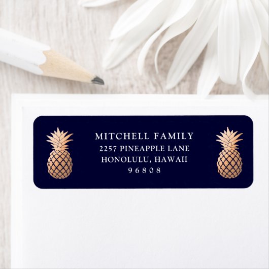 Étiquette Ananas Rose en or Faux sur bleu marine (En situation)