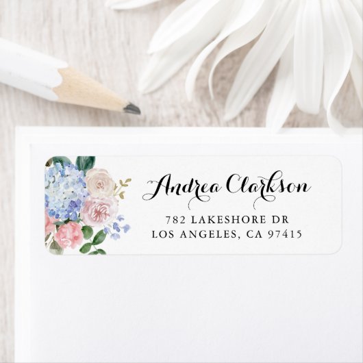 Étiquette Aquarelle Bleu Hydrangées et Script de roses roses (En situation)