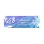 Étiquette Aquarelle Menorah Hanoukka Chanukah Retour<br><div class="desc">Envoyez vos invitations Hanoukka ou vos cartes de fin de année et merci les cartes avec ces autocollants de étiquette de retour bleu aquarelle. Menorah blanche avec étoile de David au milieu. Modèles modifiables pour que vous puissiez modifier la police et la taille.</div>