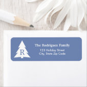 Étiquette Arbre de Noël monogramme moderne en bleu (En situation)