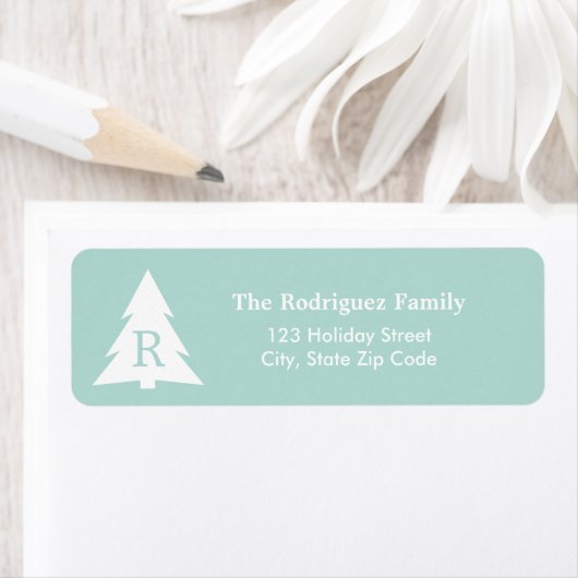 Étiquette Arbre de Noël Monogramme moderne sur Mint Green (En situation)