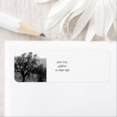 Étiquette Arbre lointain (noir et blanc) (En situation)