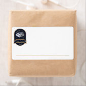 Étiquette Auteur local signé, pile de livres, plaque (En situation)