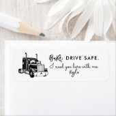 Étiquette Babe, Drive Safe – Personalized Trucker (En situation)