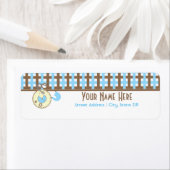 Étiquette baby shower - Bleu couche rose et plaid (En situation)