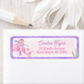 Étiquette Baby shower d'aquarelle mauve-rose (En situation)