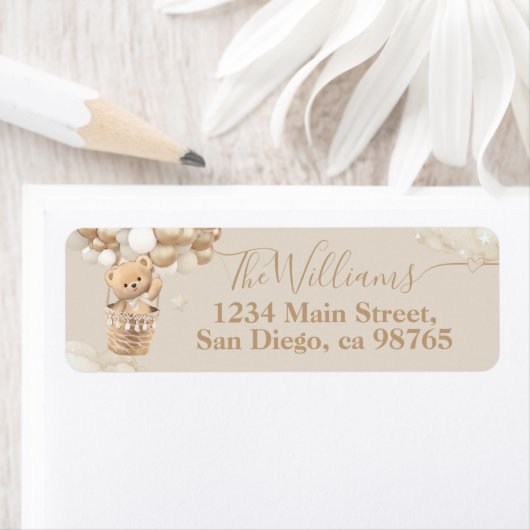 Étiquette Baby shower d'attente de l'ours en peluche (En situation)