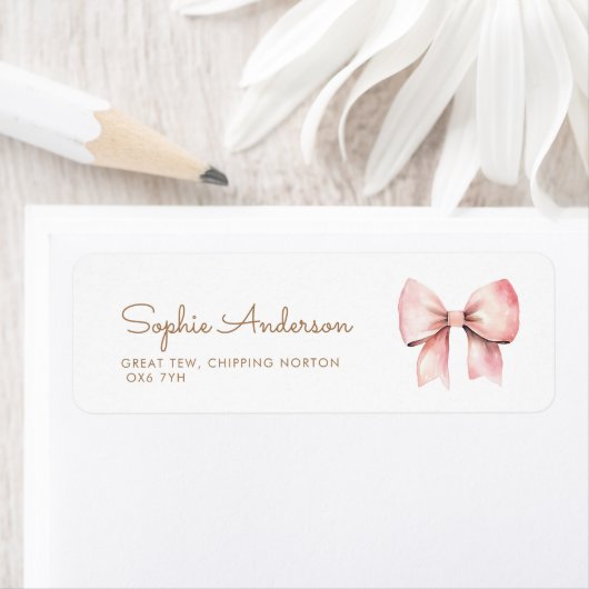 Étiquette Baby shower de fille à la cou rose (En situation)