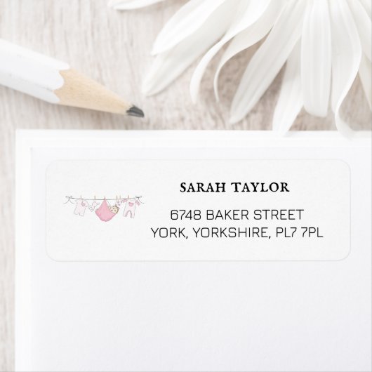 Étiquette Baby shower de ligne de vêtements rose mou Adresse (En situation)