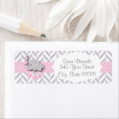 Étiquette Baby shower d'éléphant rose, blanc et gris (En situation)