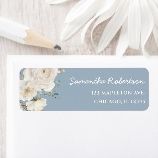 Étiquette Baby shower élégant bleu poussiéreux floral blanc (En situation)