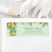Étiquette Baby shower pour garçons de dinosaures vert (En situation)