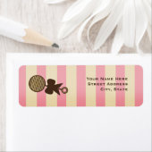 Étiquette Baby shower rose vintage Rattle & Stripes (En situation)