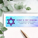 Étiquette Bat mitzvah Blue Purple Gradient Retro Adresse de<br><div class="desc">Soyez fier, réjouissez-vous et présentez ce jalon de votre Bat mitzvah préféré avec cette étiquette d'adresse de retour personnalisée et rétro boho ! Une typographie violette et bleu marine amusante, tendance et audacieuse, avec une typographie sans serif moderne, recouvre un arrière - plan de rayons bleu clair turquoise et violet...</div>