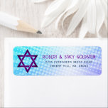 Étiquette Bat mitzvah Fun Retro Blue Purple Gradient Adresse<br><div class="desc">Soyez fier, réjouissez-vous et présentez ce jalon de votre Bat mitzvah préféré avec cette étiquette d'adresse de retour personnalisée et rétro boho ! Une typographie violette et bleu marine amusante, tendance et audacieuse, avec une typographie sans serif moderne, recouvre un arrière - plan de rayons bleu clair turquoise et violet...</div>