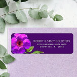 Étiquette Bat mitzvah Violet Floral Moderne Adresse de retou<br><div class="desc">Soyez fier, réjouissez-vous et présentez cette étape importante de votre Bat mitzvah préféré avec cette étiquette d'adresse de retour sophistiquée et personnalisée ! Une aquarelle chic, étonnante, rose violet rose et un serif moderne de san superposent un arrière - plan violet de prune foncée. Personnalisez le texte personnalisé avec votre...</div>