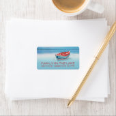 Étiquette Bateau bleu et rouge sur le lac (En situation)