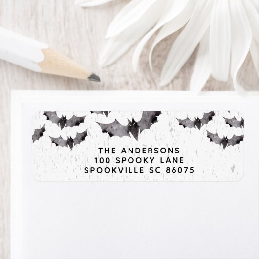 Étiquette Bats d'aquarelle noir et blanc Halloween (En situation)