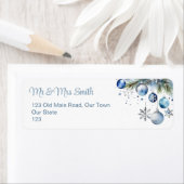 Étiquette Baubles bleus de Noël pins enneigés (En situation)