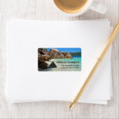 Étiquette Belle Mer Tropicale avec Côte Rocheuse Couverte (En situation)