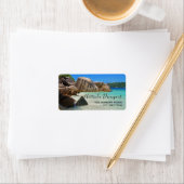 Étiquette Belle Mer Tropicale avec Côte Rocheuse Couverte (En situation)