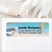 Étiquette Belle plage tropicale avec bateau à rames (En situation)