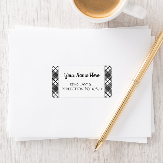 Étiquette Black and White Plaid Pattern Editable Address (En situation)