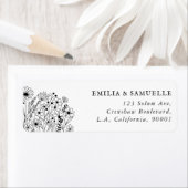 Étiquette Black Hand Drawn Wildflowers Rustic Return Address (En situation)