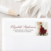 Étiquette Blanc et Bourgogne Rouge Floral Moderne Chic (En situation)