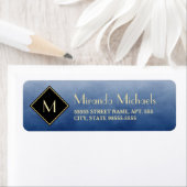 Étiquette Bleu Brossé Élégant Avec Monogramme Or Simple (En situation)