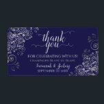 Étiquette Bleu de marine avec dentelle argentée Budget Maria<br><div class="desc">Ces beaux étiquettes sont parfaits pour l'utilisation comme prix de mariage ou des étiquettes mini-bouteille. Elles présentent un design élégant avec une calligraphie en dentelle et une dentelle en faux feuille d'argent sur un arrière - plan bleu marine. Le texte dit Merci pour célébrer avec nous, avec espace pour les...</div>