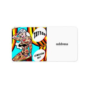 Étiquette blonde avec l'étiquette de adresse de tatouages
