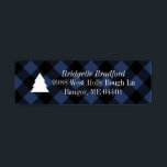 Étiquette Blue Buffalo Check Christmas Tree Retourner l'adre<br><div class="desc">Un motif de buffle noir chèque plaid et bleu vintage se sent frais et moderne pour les vacances avec un noir massif arbre de Noël graphique et texte d'adresse de retour personnalisé.</div>