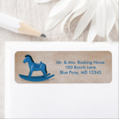 Étiquette Blue Rocking Horse Baby Boy Personnalisé (En situation)