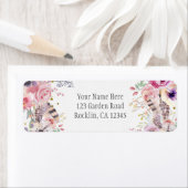 Étiquette Boho Glam Fleurs Bois et Plumes Rustique (En situation)