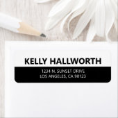 Étiquette Bold Modern look noir et blanc Adresse de retour (En situation)