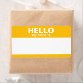 Étiquette Bonjour mon nom est — jaune doré classique (En situation)
