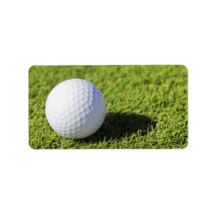 Étiquette Boule de golf sur le cours d'herbe verte -