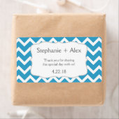 Étiquette Bouteille d'eau Chevron bleu paon - customisez-la (En situation)