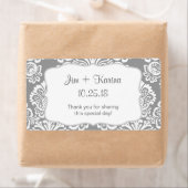 Étiquette Bouteille d'eau gris et blanc Damask - customisez- (En situation)