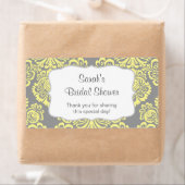 Étiquette Bouteille d'eau gris-jaune Damas - customisez-la ! (En situation)