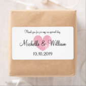 Étiquette Bouteille d'eau mariage de coeur rose mignonne éti (En situation)